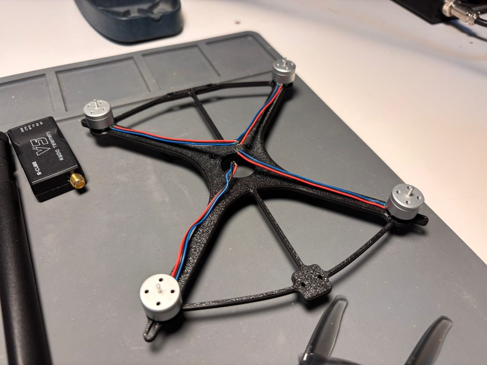 El frame impreso en 3D con los cuatro motores ya ensamblados.